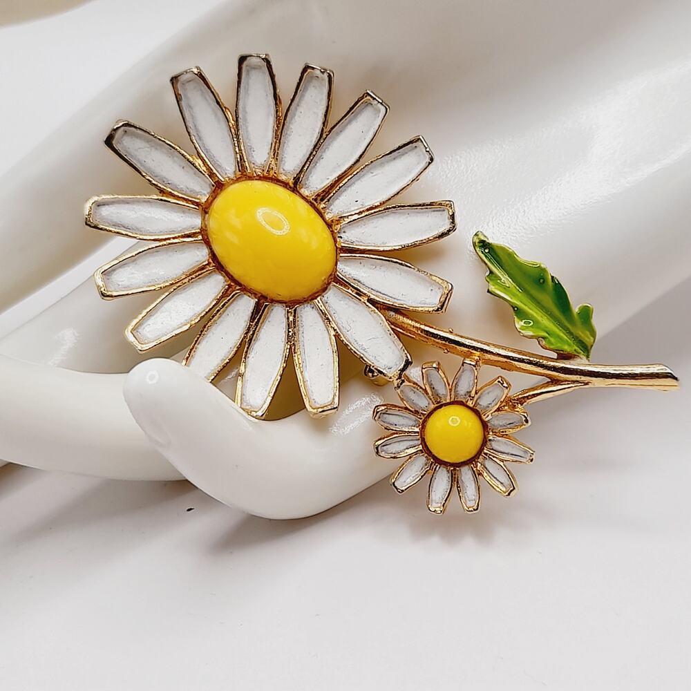 Vintage WEISS Enamel Daisy Brooch White Yellow Flower Gold Plated